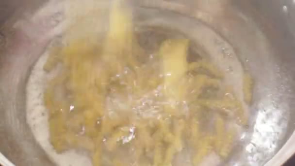 Pasta Macaroni Die Het Water Valt Stock Footage — Stockvideo