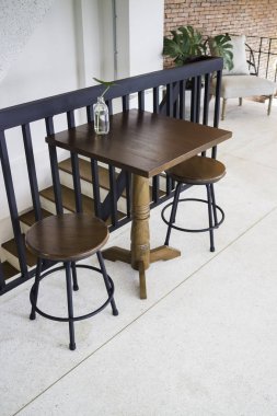 Ahşap tabure koltuk ve masa