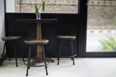 Ahşap tabure koltuk ve masa