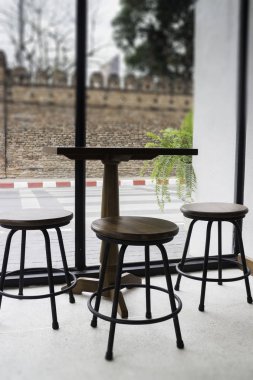 Ahşap tabure koltuk ve masa