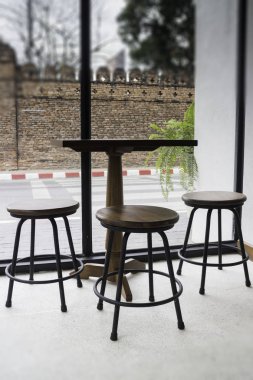 Ahşap tabure koltuk ve masa