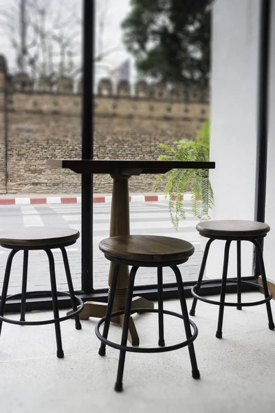 Ahşap tabure koltuk ve masa