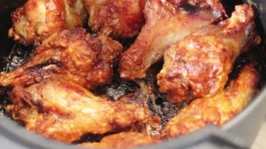 Hava fritöz ev yapımı gevrek tavuk kanatları, stok görüntüleri