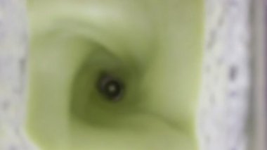 Blender yeşil avokado smoothie içecek yapma, stok görüntüleri