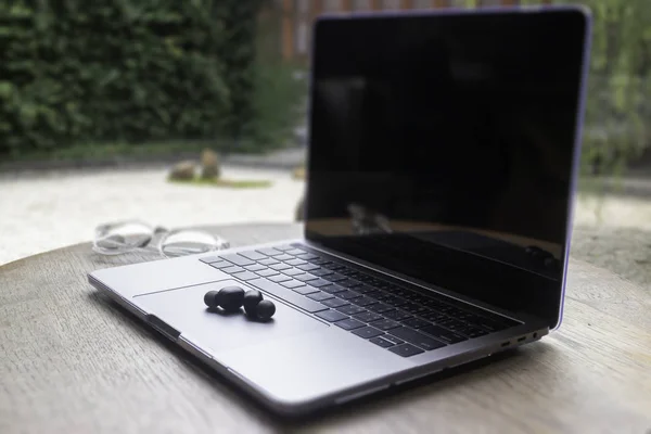 Computador portátil moderno na mesa de madeira no jardim home — Fotografia de Stock