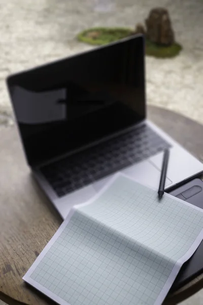 Computador portátil moderno na mesa de madeira no jardim home — Fotografia de Stock