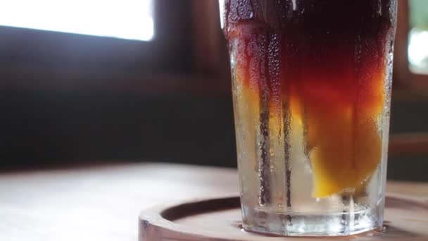 Vaso Helado Refresco Melocotón Beber Cerca Material Archivo — Vídeos de Stock