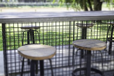 Yazlık bahçede tahta koltuklar.