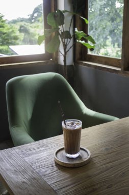 Lezzetli buzlu kahve ve sütlü çikolata eritme içeceği.