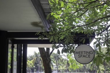 Tatil köyünde toplantı odası tabela yönü