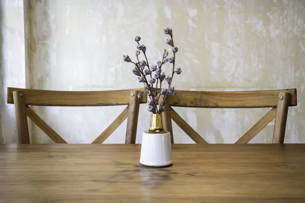 Muebles clásicos de madera en cafetería — Foto de Stock