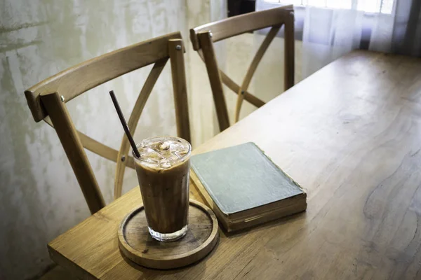 おいしいアイスコーヒーとミルクチョコレートメルトドリンク — ストック写真