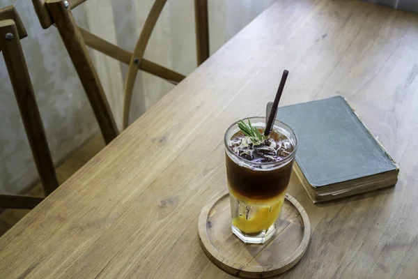 Signature drink of iced peach black coffee — ストック写真