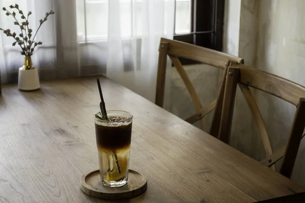 Signature drink of iced peach black coffee — ストック写真