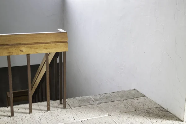 Tangga di dalam rumah dengan lantai semen — Stok Foto