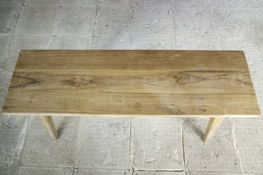 Yerde tek başına eski ahşap sandalye