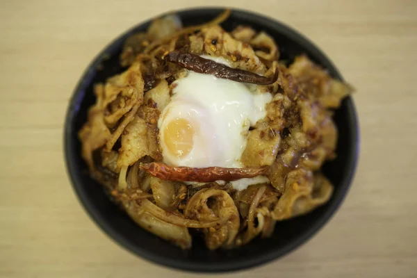 Kırmızı sıcak Kore soslu domuz eti dilimlenmiş pirinç kasesi. — Stok fotoğraf
