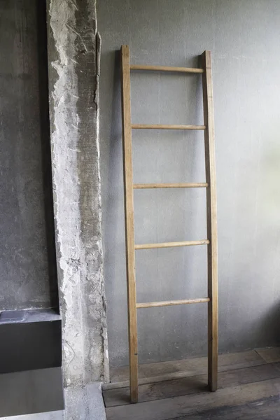 Σκάλα Στέκεται Κοντά Στον Τοίχο Φωτογραφία Αρχείου — Φωτογραφία Αρχείου