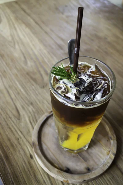 Bebida de assinatura de café preto de pêssego gelado — Fotografia de Stock