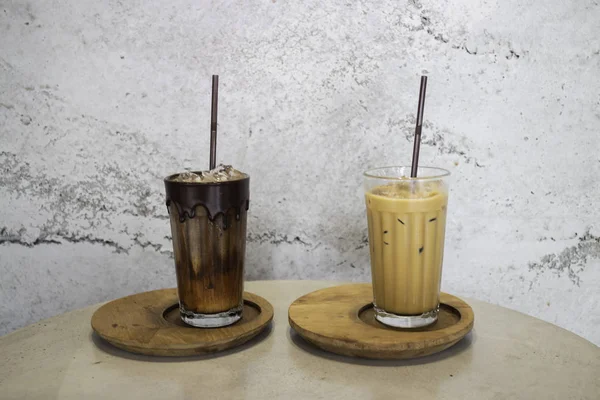 Ledová káva z mléka ve sklenicích se slámou — Stock fotografie