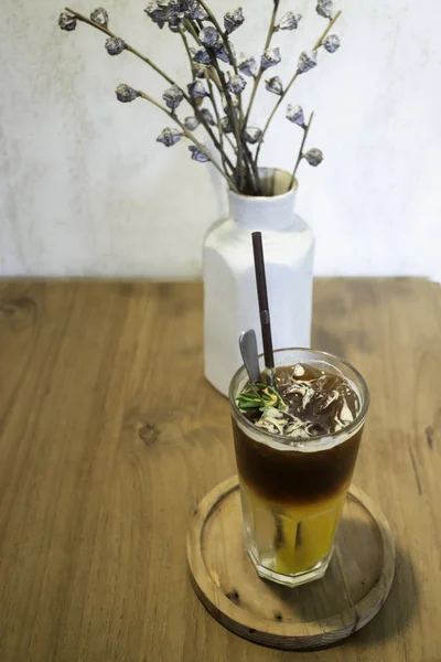 Bebida exclusiva de café negro de melocotón helado —  Fotos de Stock