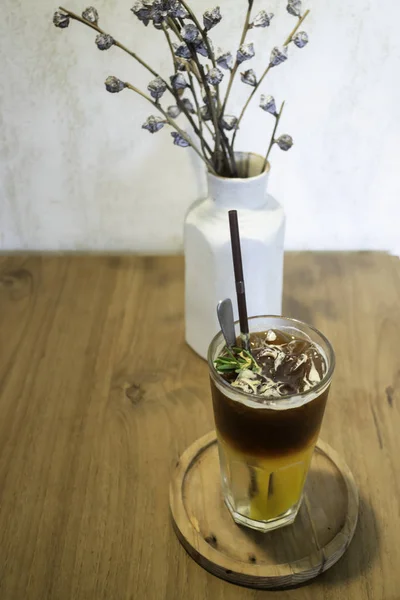 Signature drink of iced peach black coffee — Stock Photo, Image