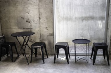 Kahve dükkanında az sayıda mobilya var.