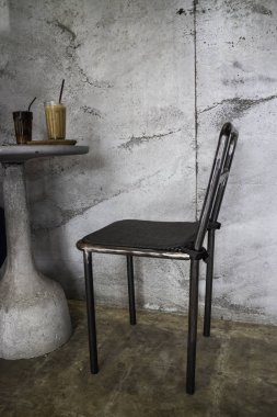 Kahve dükkanında az sayıda mobilya var.