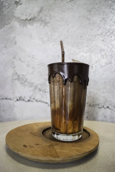 Café con leche de chocolate helado en vasos con pajitas — Foto de Stock