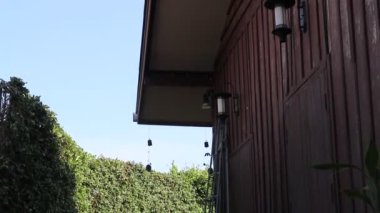 Açık hava ahşap bahçe rüzgarlı bir günde, stok görüntüleri