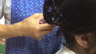 Kuaförde kadın saç kesimi, stok görüntüleri.