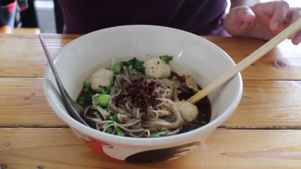 Hozzáadása Földelt Chili Thai Tészta Fűszerezés Stock Footage — Stock videók