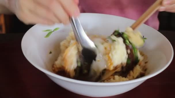 Having Local Thai Style Noodles Pork Soup Stock Footage — Stock Video