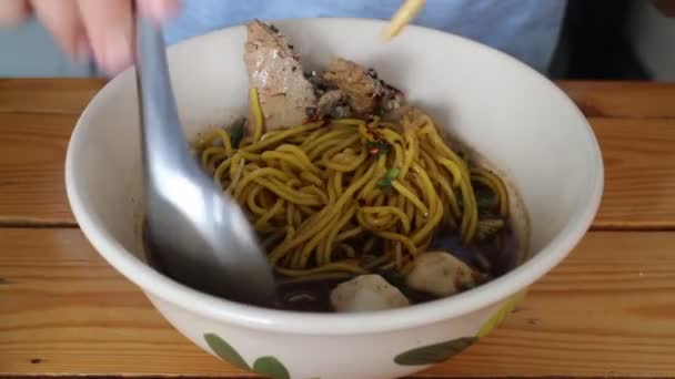 タイの麺の黒いスープの豚肉ボールを持っている ストック映像 — ストック動画