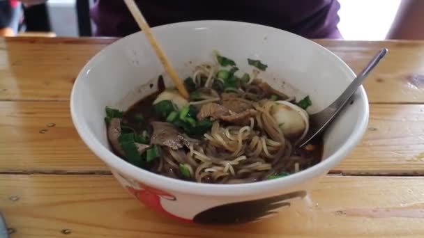 Having Pork Ball Thai Style Rice Noodle Black Soup Stock — Stock Video