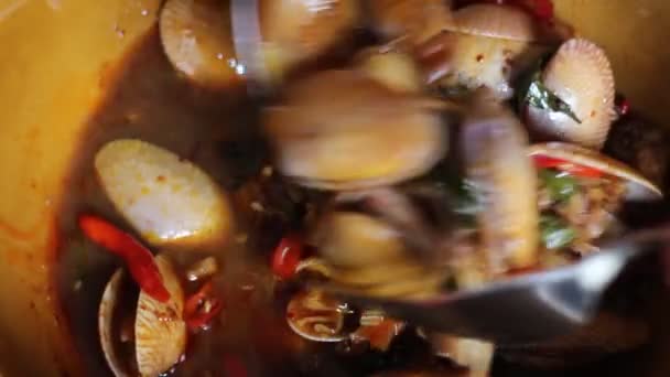 Stir Fried Clams Thai Sweet Basil Stock Footage — Stock Video