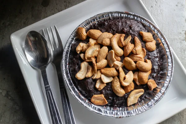 カシューナッツと自家製チョコレートブラウニー ストックフォト — ストック写真