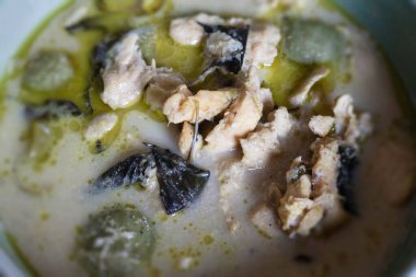 Tayland tavuğu yeşil köri servisi, stok fotoğrafı.