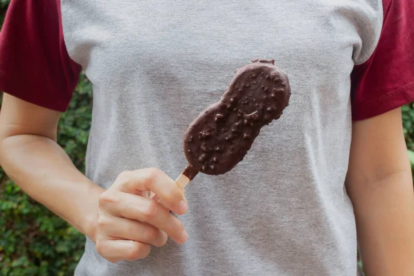 Glass Täckt Med Choklad Och Nötter Stock Photo — Stockfoto