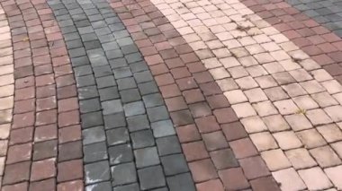 Tuğla zeminde yürümek, stok görüntüleri.