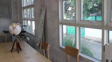 Basit ve temiz çalışma odası, depo görüntüleri.