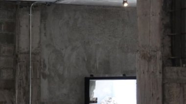 Grunge çimento çatı katı oturma odası, stok görüntüleri.