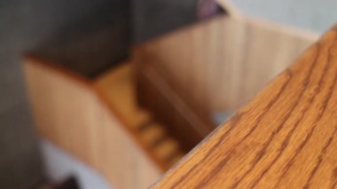 Merdivenden inen kişi, stok görüntüleri.