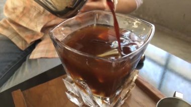 Sade kahve yeniden kullanılmış buz küpü içeceği, stok görüntüleri.