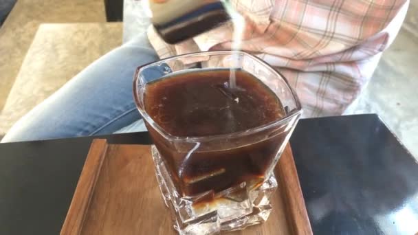 倒入酸橙汁浓缩咖啡饮料 库存镜头 — 图库视频影像