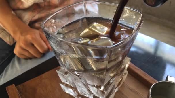 Despejando Café Expresso Bebida Cubo Gelo Reutilizado Imagens Estoque — Vídeo de Stock