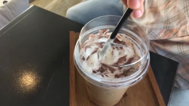 Frau Trinkt Eismilchkaffee Aus Stroh Archivmaterial — Stockvideo