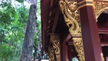 Phra Singha Halk Tapınağı 'nın geleneksel ahşap çatısı.