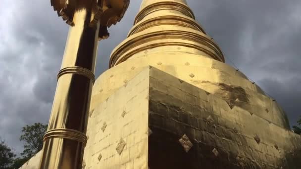 Golden Main Stupa Phra Singha Δημόσιος Ταϊλανδικός Ναός Πλάνα Αρχείου — Αρχείο Βίντεο