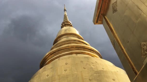 Закрыть Золотую Пагоду Публичного Тайского Храма Пхра Сингха Кадры — стоковое видео